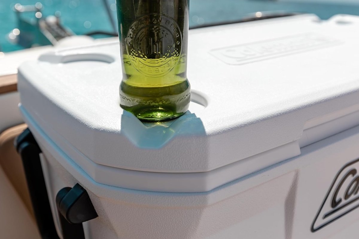 Aukstuma kaste ar glāžu turētāju