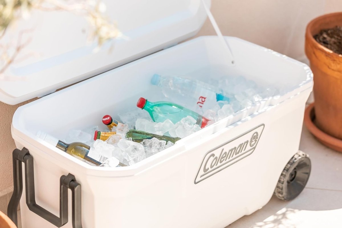 Liela aukstuma kaste uz riteņiem ar dzērieniem un ledu