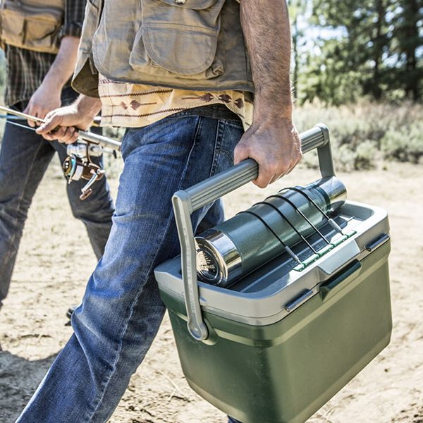 Aukstuma kaste un Stanley termoss cilvēki iet makšķerēt
